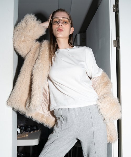 320SHOWROOM(320ショールーム)の「Fake Fur Neckline Hook 4 Button Jacket Beige(ムートンコート・レディース・その他・FREE)」の5枚目の写真