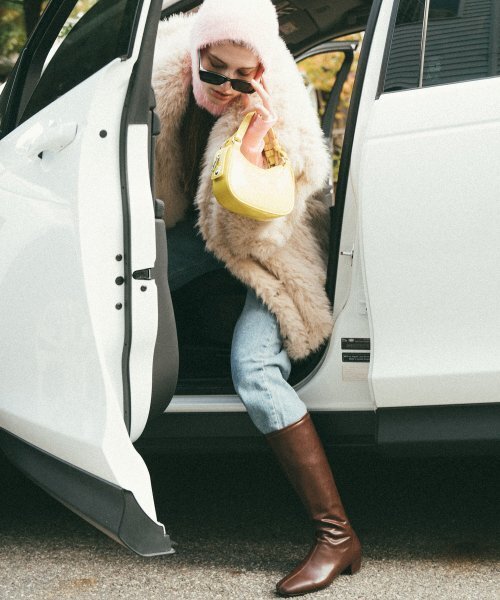 320SHOWROOM(320ショールーム)の「Fake Fur Neckline Hook 4 Button Jacket Beige(ムートンコート・レディース・その他・FREE)」の2枚目の写真