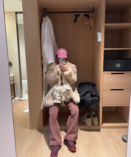 320SHOWROOM(320ショールーム)の「Fake Fur Neckline Hook 4 Button Jacket Beige(ムートンコート・レディース・その他・FREE)」の11枚目の写真