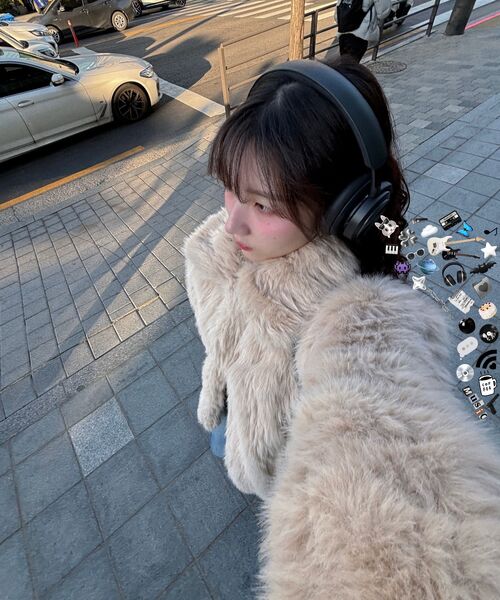 320SHOWROOM(320ショールーム)の「Fake Fur Neckline Hook 4 Button Jacket Beige(ムートンコート・レディース・その他・FREE)」の9枚目の写真