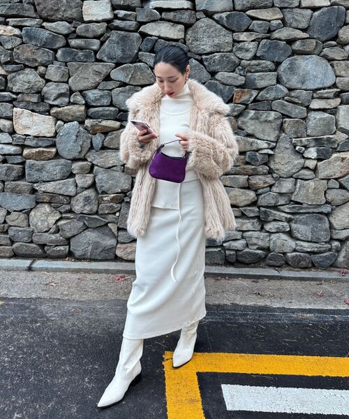320SHOWROOM(320ショールーム)の「Fake Fur Neckline Hook 4 Button Jacket Beige(ムートンコート・レディース・その他・FREE)」の6枚目の写真