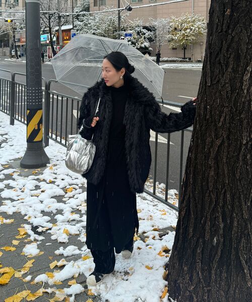 320SHOWROOM(320ショールーム)の「Fake Fur Neckline Hook 4 Button Jacket Beige(ムートンコート・レディース・その他・FREE)」の3枚目の写真