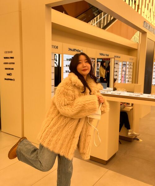 320SHOWROOM(320ショールーム)の「Fake Fur Neckline Hook 4 Button Jacket Beige(ムートンコート・レディース・その他・FREE)」の14枚目の写真