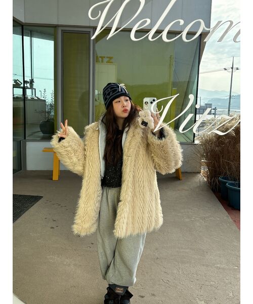 320SHOWROOM(320ショールーム)の「Fake Fur Neckline Hook 4 Button Jacket Beige(ムートンコート・レディース・その他・FREE)」の19枚目の写真