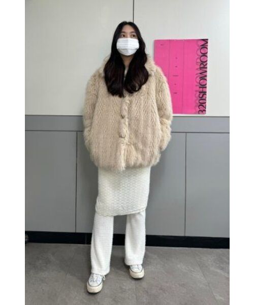 320SHOWROOM(320ショールーム)の「Fake Fur Neckline Hook 4 Button Jacket Beige(ムートンコート・レディース・その他・FREE)」の17枚目の写真