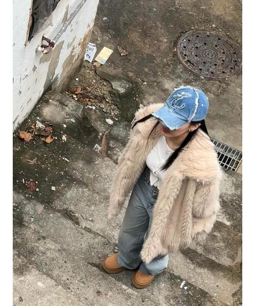 320SHOWROOM(320ショールーム)の「Fake Fur Neckline Hook 4 Button Jacket Beige(ムートンコート・レディース・その他・FREE)」の10枚目の写真