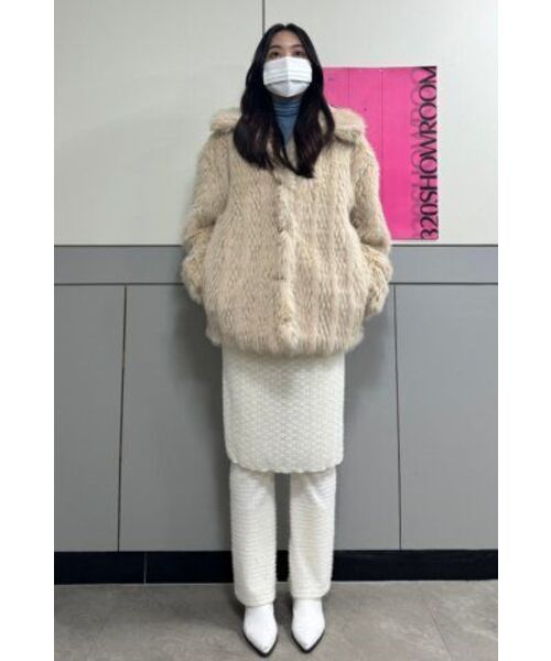 320SHOWROOM(320ショールーム)の「Fake Fur Neckline Hook 4 Button Jacket Beige(ムートンコート・レディース・その他・FREE)」の8枚目の写真