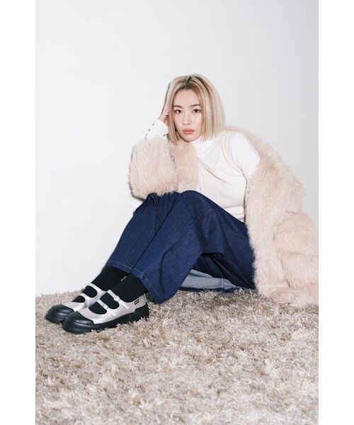 320SHOWROOM(320ショールーム)の「Fake Fur Neckline Hook 4 Button Jacket Beige(ムートンコート・レディース・その他・FREE)」の4枚目の写真
