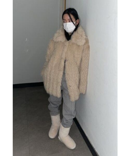 320SHOWROOM(320ショールーム)の「Fake Fur Neckline Hook 4 Button Jacket Beige(ムートンコート・レディース・その他・FREE)」の20枚目の写真
