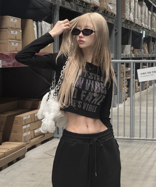 KsG(ケーエスジー)の「レタリングクロップドトップス(Tシャツ/カットソー・レディース・ホワイト/ブラック・SMALL/MEDIUM)」の2枚目の写真