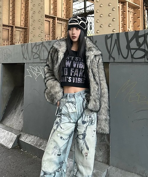 KsG(ケーエスジー)の「レタリングクロップドトップス(Tシャツ/カットソー・レディース・ホワイト/ブラック・SMALL/MEDIUM)」の5枚目の写真