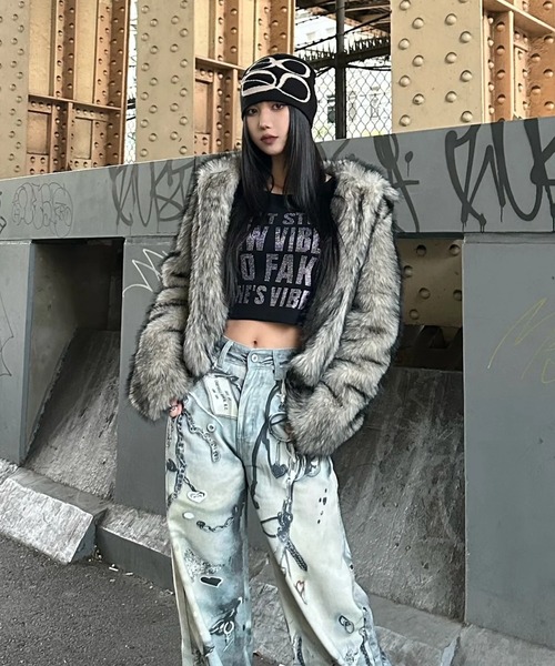 KsG(ケーエスジー)の「レタリングクロップドトップス(Tシャツ/カットソー・レディース・ホワイト/ブラック・SMALL/MEDIUM)」の6枚目の写真