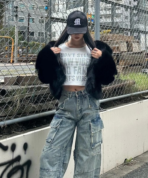 KsG(ケーエスジー)の「レタリングクロップドトップス(Tシャツ/カットソー・レディース・ホワイト/ブラック・SMALL/MEDIUM)」の4枚目の写真
