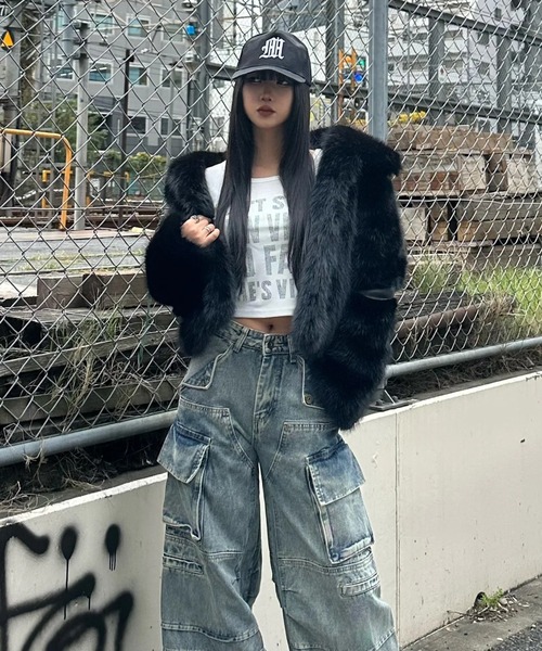KsG(ケーエスジー)の「レタリングクロップドトップス(Tシャツ/カットソー・レディース・ホワイト/ブラック・SMALL/MEDIUM)」の3枚目の写真