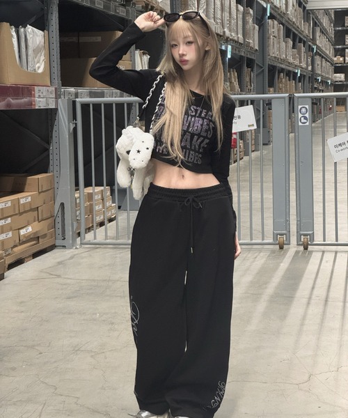 KsG(ケーエスジー)の「レタリングクロップドトップス(Tシャツ/カットソー・レディース・ホワイト/ブラック・SMALL/MEDIUM)」の11枚目の写真