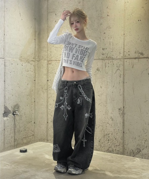 KsG(ケーエスジー)の「レタリングクロップドトップス(Tシャツ/カットソー・レディース・ホワイト/ブラック・SMALL/MEDIUM)」の9枚目の写真