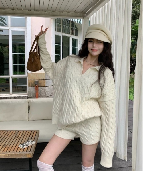 Ritzy(リッツィー)の「ケーブル編みオーバーサイズ トップス+ショートパンツ ニットセット(ニット/セーター・レディース・グレー/ブラック/ホワイト・FREE)」の2枚目の写真