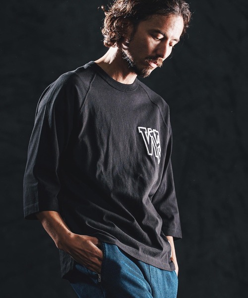 wjk reluxe（ダブルジェーケーリラックス）の「mlt5533-initial print raglan LS tee カットソー(WR26S-30)（Tシャツ/カットソー・メンズ・ネイビー/ブラック/ホワイト・XL/L/M/S）」の2枚目の写真