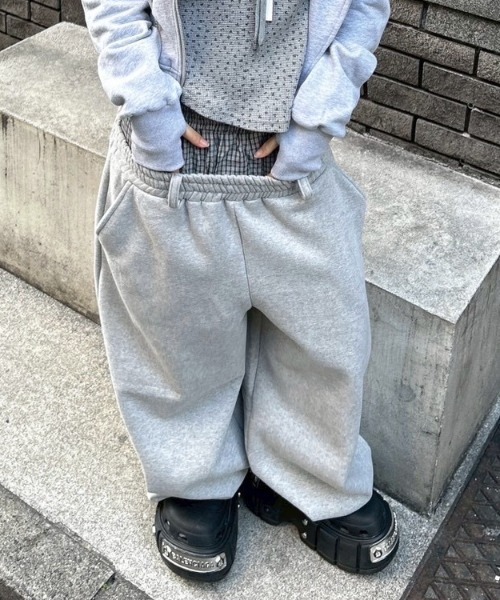 Chikashitsu +(チカシツプラス)の「【Chikashitsu +】layered heavy sweat pants / 【チカシツプラス】レイヤードヘビースウェットパンツ(スウェットパンツ・メンズ・杢グレー/ブラック・ONE SIZE)」の2枚目の写真