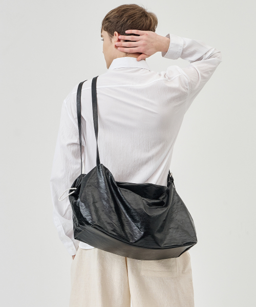 THE-ABON（エイボン）の「グロスラックタングルフェイクレザーショルダーバッグブラウン（ショルダーバッグ・メンズ・ブラウン・FREE）」の2枚目の写真