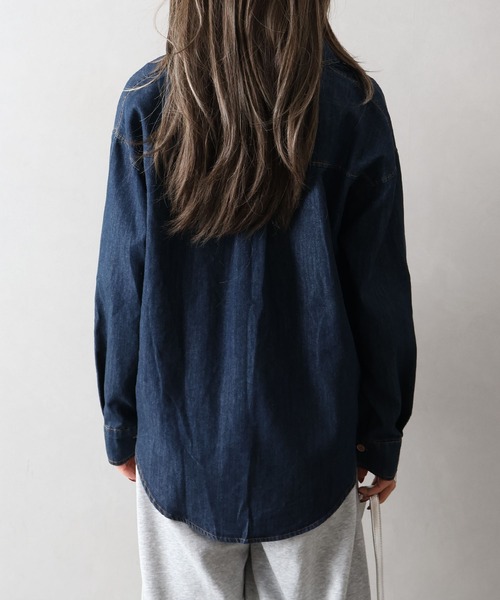 SpRay(スプレイ)の「ライトオンスデニムシャツ(シャツ/ブラウス・レディース・インディゴブルー・FREE)」の4枚目の写真