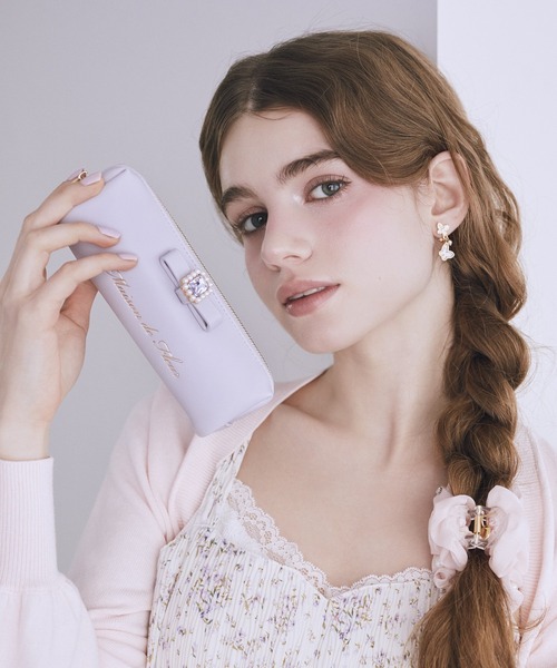 Maison de FLEUR(メゾンドフルール)の「パールビジュー合皮リボンロングポーチ(ポーチ・レディース・ネイビー/ブラック/ピンク/ラベンダー・FREE)」の4枚目の写真