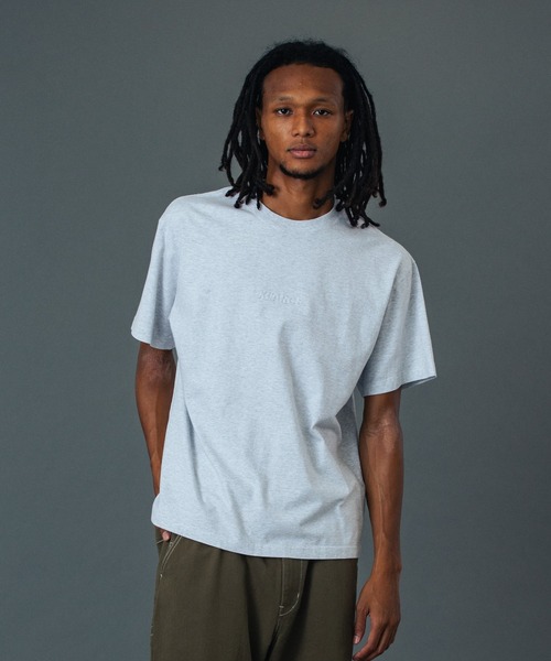 EMBOSSED STANDARD LOGO S/S TEE（Tシャツ/カットソー）｜XLARGE