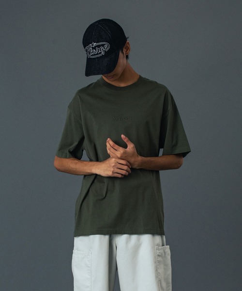 XLARGE(エクストララージ)の「EMBOSSED STANDARD LOGO S/S TEE(Tシャツ/カットソー・メンズ・オリーブ/アッシュ/ブラック/ホワイト・XS/S/M/L/XL/XXL)」の13枚目の写真