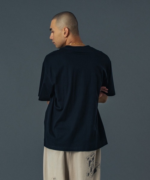 XLARGE(エクストララージ)の「EMBOSSED STANDARD LOGO S/S TEE(Tシャツ/カットソー・メンズ・オリーブ/アッシュ/ブラック/ホワイト・XS/S/M/L/XL/XXL)」の8枚目の写真