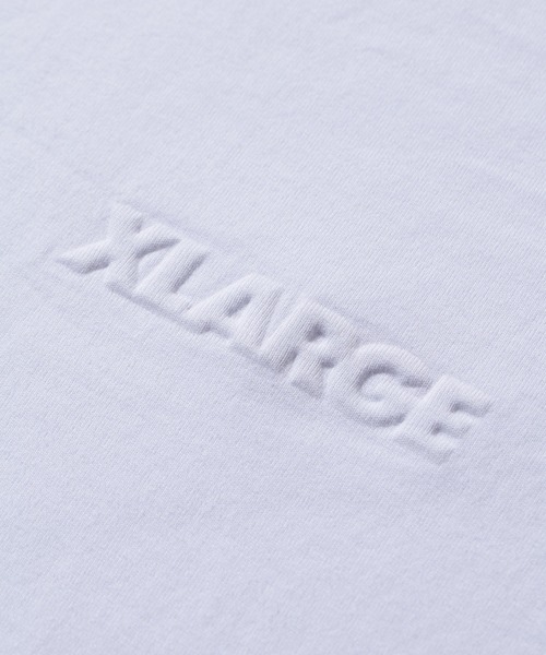 XLARGE(エクストララージ)の「EMBOSSED STANDARD LOGO S/S TEE(Tシャツ/カットソー・メンズ・オリーブ/アッシュ/ブラック/ホワイト・XS/S/M/L/XL/XXL)」の6枚目の写真