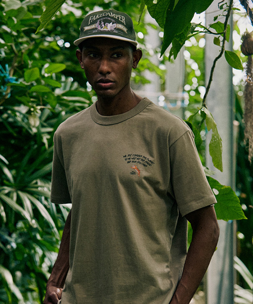 FAKE CAMPER（フェイクキャンパー）の「アーチスクリプトレタリング半袖Tシャツ[KHAKI]（Tシャツ/カットソー・メンズ・カーキ・MEDIUM/LARGE/X-LARGE/XX-LARGE）」の3枚目の写真