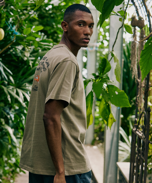 FAKE CAMPER（フェイクキャンパー）の「アーチスクリプトレタリング半袖Tシャツ[KHAKI]（Tシャツ/カットソー・メンズ・カーキ・MEDIUM/LARGE/X-LARGE/XX-LARGE）」の4枚目の写真