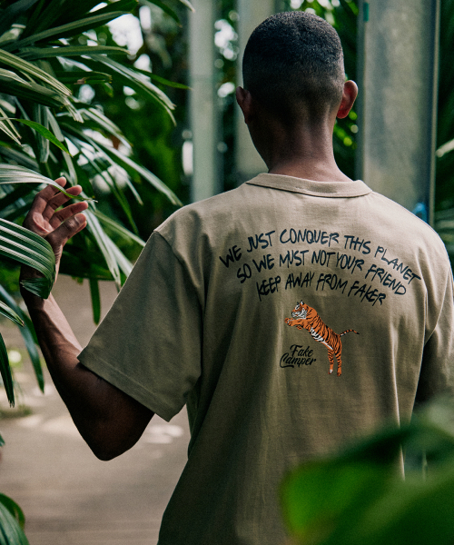 FAKE CAMPER（フェイクキャンパー）の「アーチスクリプトレタリング半袖Tシャツ[KHAKI]（Tシャツ/カットソー・メンズ・カーキ・MEDIUM/LARGE/X-LARGE/XX-LARGE）」の5枚目の写真