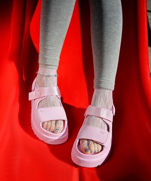 UGG(アグ)の「UGG(R) / GoldenGlow(サンダル・レディース・ブラック/ピンク・7/6/5/8)」の6枚目の写真