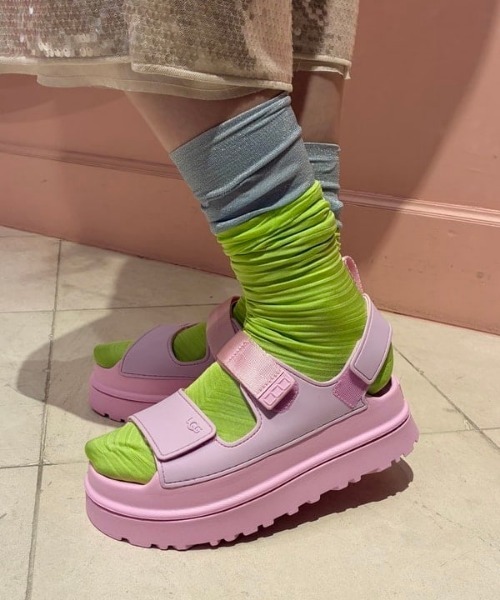 UGG(アグ)の「UGG(R) / GoldenGlow(サンダル・レディース・ブラック/ピンク・7/6/5/8)」の19枚目の写真