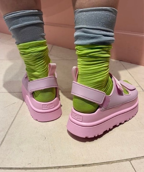 UGG(アグ)の「UGG(R) / GoldenGlow(サンダル・レディース・ブラック/ピンク・7/6/5/8)」の18枚目の写真