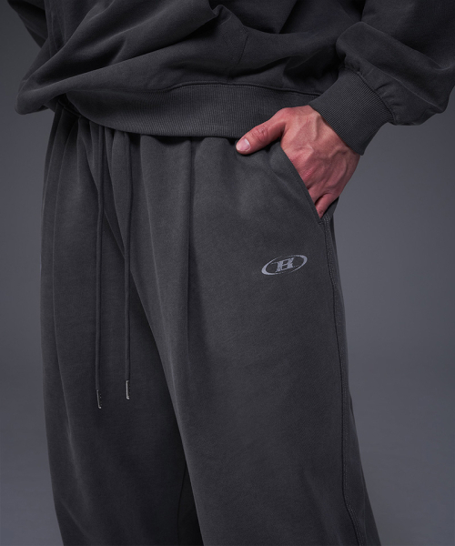 BORN TO WIN（ボーントゥウィン）の「85 PIGMENT ONE TUCK SEMI WIDE FIT PANTS [CHARCOAL]（スウェットパンツ・メンズ・その他・1/2/3）」の4枚目の写真