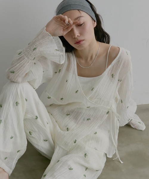 Aunt Marie's(アントマリーズ)の「フラワー刺繍カシュクールシアートップス(シャツ/ブラウス・レディース・アイボリー/ブラック・FREE)」の12枚目の写真