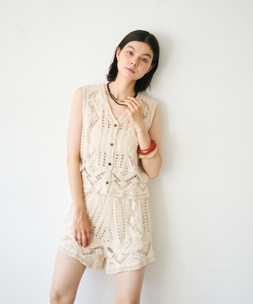 Trish(トリッシュ)の「クロシェ編みノースリニット+ショートパンツ(サロペット/オーバーオール・レディース・ホワイト/アイボリー・FREE)」の4枚目の写真
