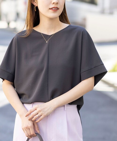 NOLLEY’S（ノーリーズ）の「【WEB＆一部店舗限定カラー】《セットアップ対応》ジョーゼットＶネックプルオーバー（シャツ/ブラウス・レディース・ホワイト/チャコールグレー/ブラック/オリーブ・38）」の3枚目の写真