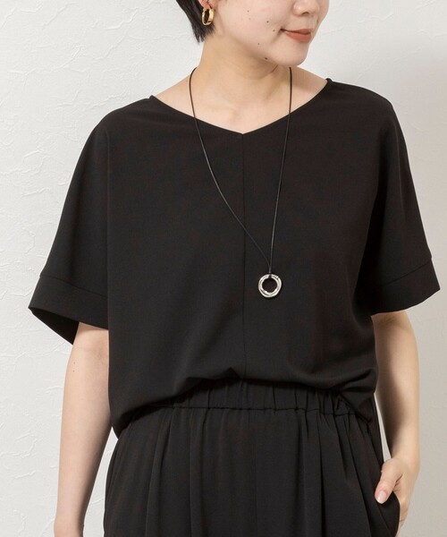 NOLLEY’S（ノーリーズ）の「【WEB＆一部店舗限定カラー】《セットアップ対応》ジョーゼットＶネックプルオーバー（シャツ/ブラウス・レディース・ホワイト/チャコールグレー/ブラック/オリーブ・38）」の2枚目の写真