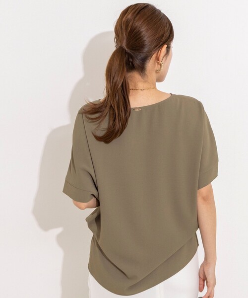 NOLLEY’S（ノーリーズ）の「【WEB＆一部店舗限定カラー】《セットアップ対応》ジョーゼットＶネックプルオーバー（シャツ/ブラウス・レディース・ホワイト/チャコールグレー/ブラック/オリーブ・38）」の8枚目の写真