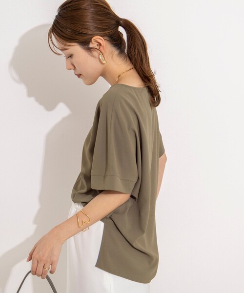 NOLLEY’S（ノーリーズ）の「【WEB＆一部店舗限定カラー】《セットアップ対応》ジョーゼットＶネックプルオーバー（シャツ/ブラウス・レディース・ホワイト/チャコールグレー/ブラック/オリーブ・38）」の6枚目の写真