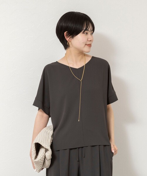 NOLLEY’S（ノーリーズ）の「【WEB＆一部店舗限定カラー】《セットアップ対応》ジョーゼットＶネックプルオーバー（シャツ/ブラウス・レディース・ホワイト/チャコールグレー/ブラック/オリーブ・38）」の21枚目の写真
