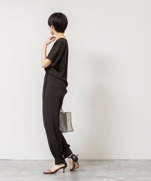 NOLLEY’S（ノーリーズ）の「【WEB＆一部店舗限定カラー】《セットアップ対応》ジョーゼットＶネックプルオーバー（シャツ/ブラウス・レディース・ホワイト/チャコールグレー/ブラック/オリーブ・38）」の15枚目の写真