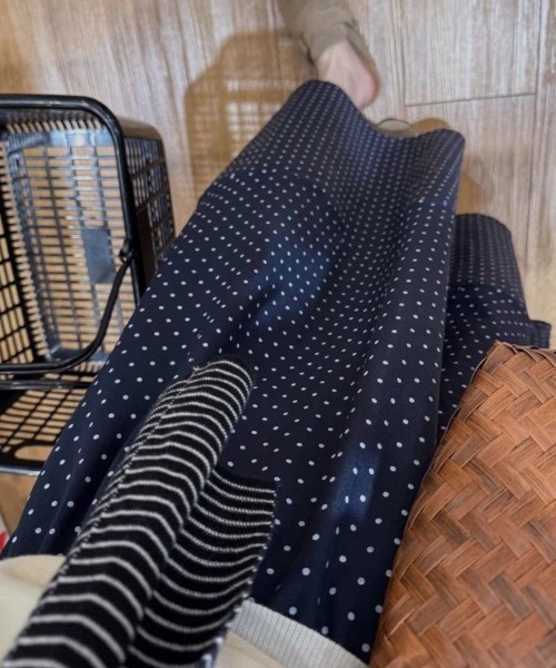 Flugge(フラッジー)の「ドットフレアロングスカート(スカート・レディース・アイボリー/ネイビー・LARGE/MEDIUM)」の11枚目の写真