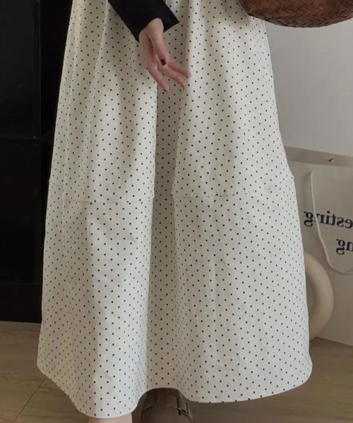 Flugge(フラッジー)の「ドットフレアロングスカート(スカート・レディース・アイボリー/ネイビー・LARGE/MEDIUM)」の6枚目の写真