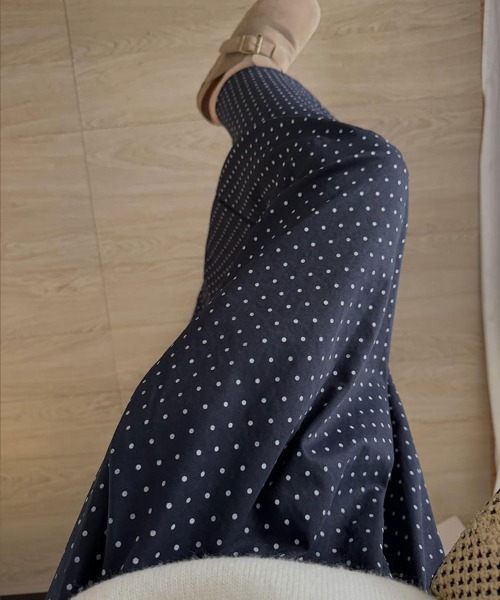 Flugge(フラッジー)の「ドットフレアロングスカート(スカート・レディース・アイボリー/ネイビー・LARGE/MEDIUM)」の10枚目の写真