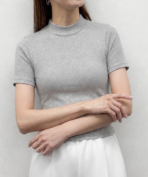 LOWO(ロワ)の「【65kgまで対応】抜群の伸縮性!もっちりハイネックTシャツ(Tシャツ/カットソー・レディース・ベージュ/チャコールグレー/ライトグレー/グレイッシュベージュ/モカ/グレー/ベージュ系/ブラック/ホワイト・FREE)」の4枚目の写真