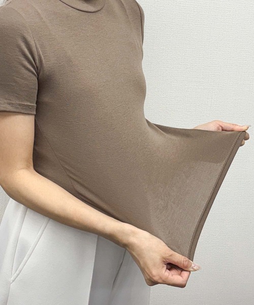 LOWO(ロワ)の「【65kgまで対応】抜群の伸縮性!もっちりハイネックTシャツ(Tシャツ/カットソー・レディース・ベージュ/チャコールグレー/ライトグレー/グレイッシュベージュ/モカ/グレー/ベージュ系/ブラック/ホワイト・FREE)」の10枚目の写真